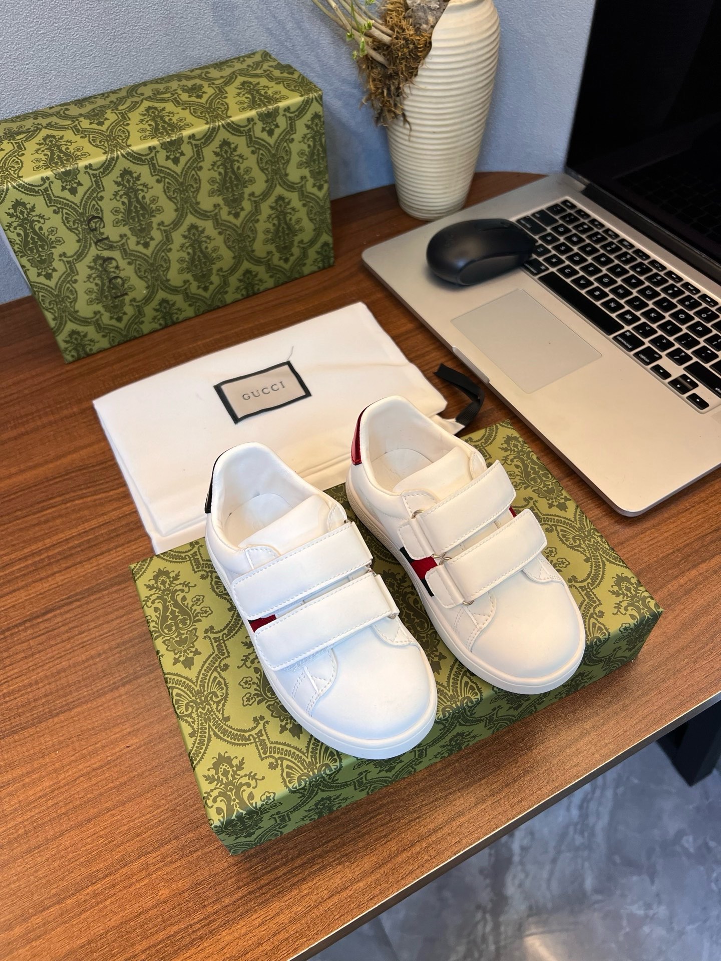 Children's shoes child